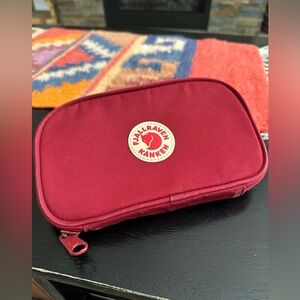 🇸🇪 Fjällräven Kånken Travel Wallet in Deep Red